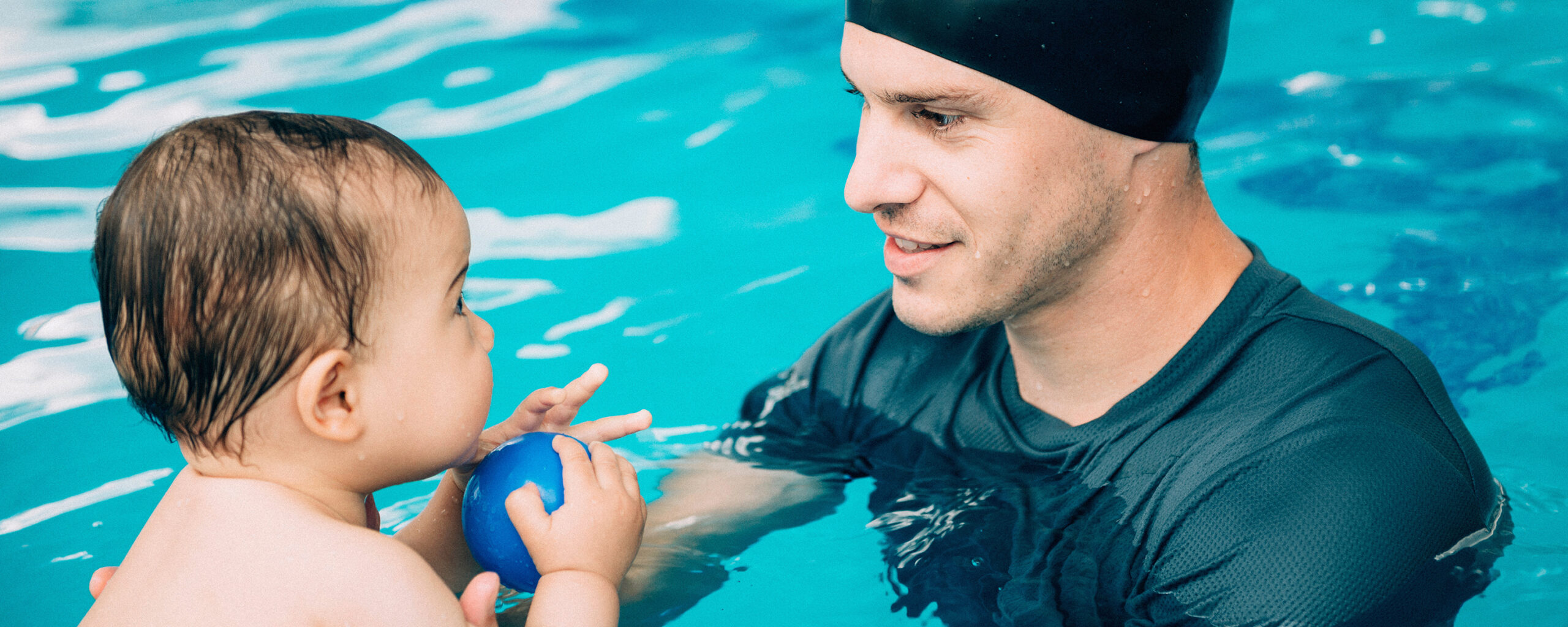 bebes nageurs sport parent enfant
